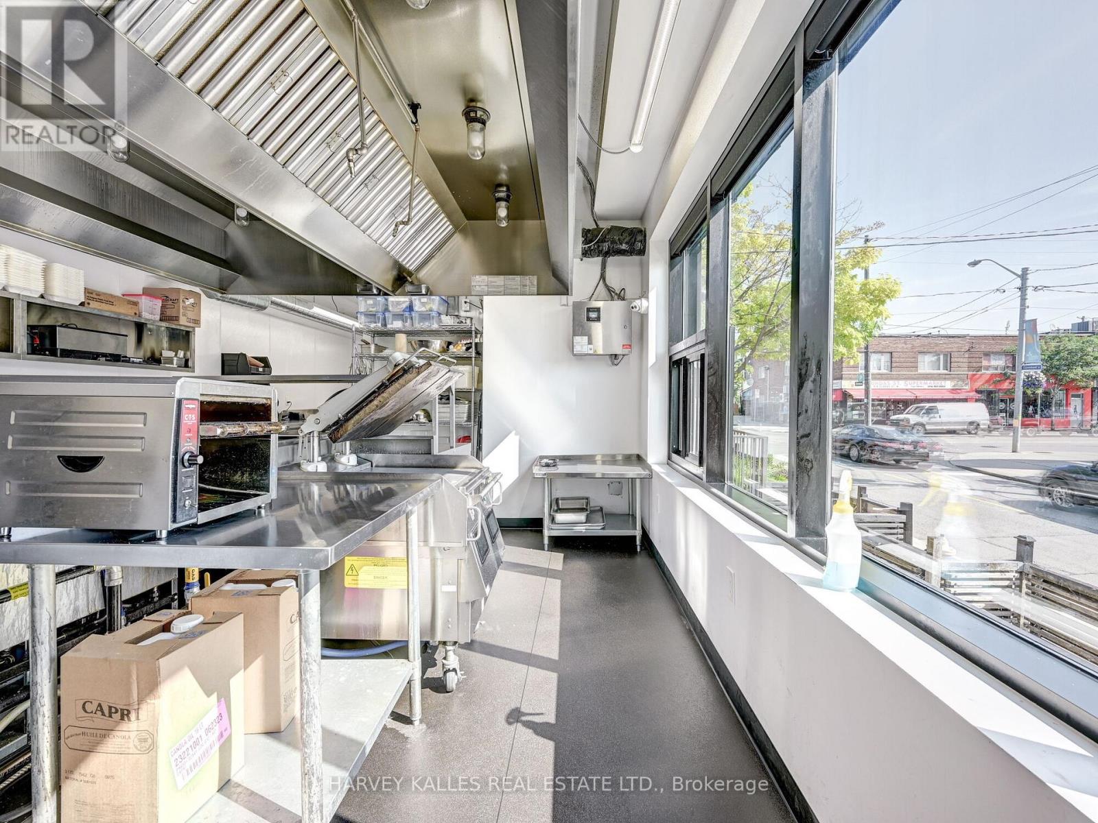 885 DUNDAS STREET W