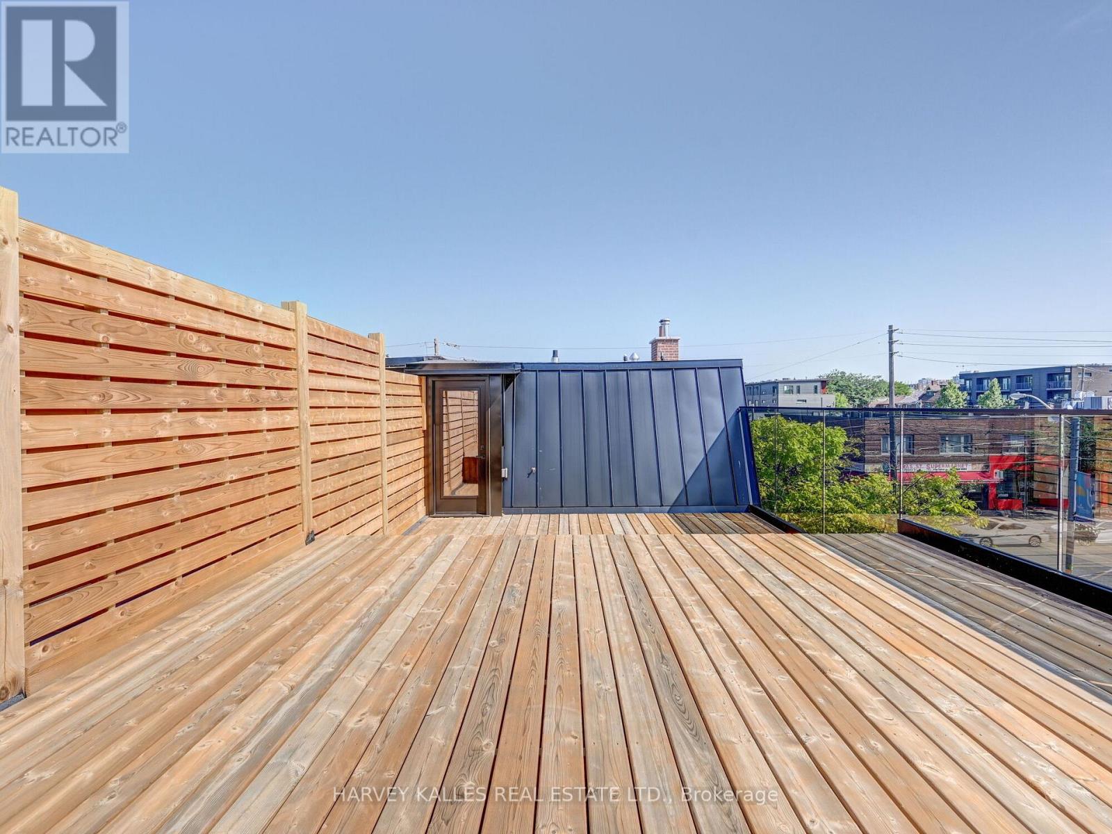 885 DUNDAS STREET W
