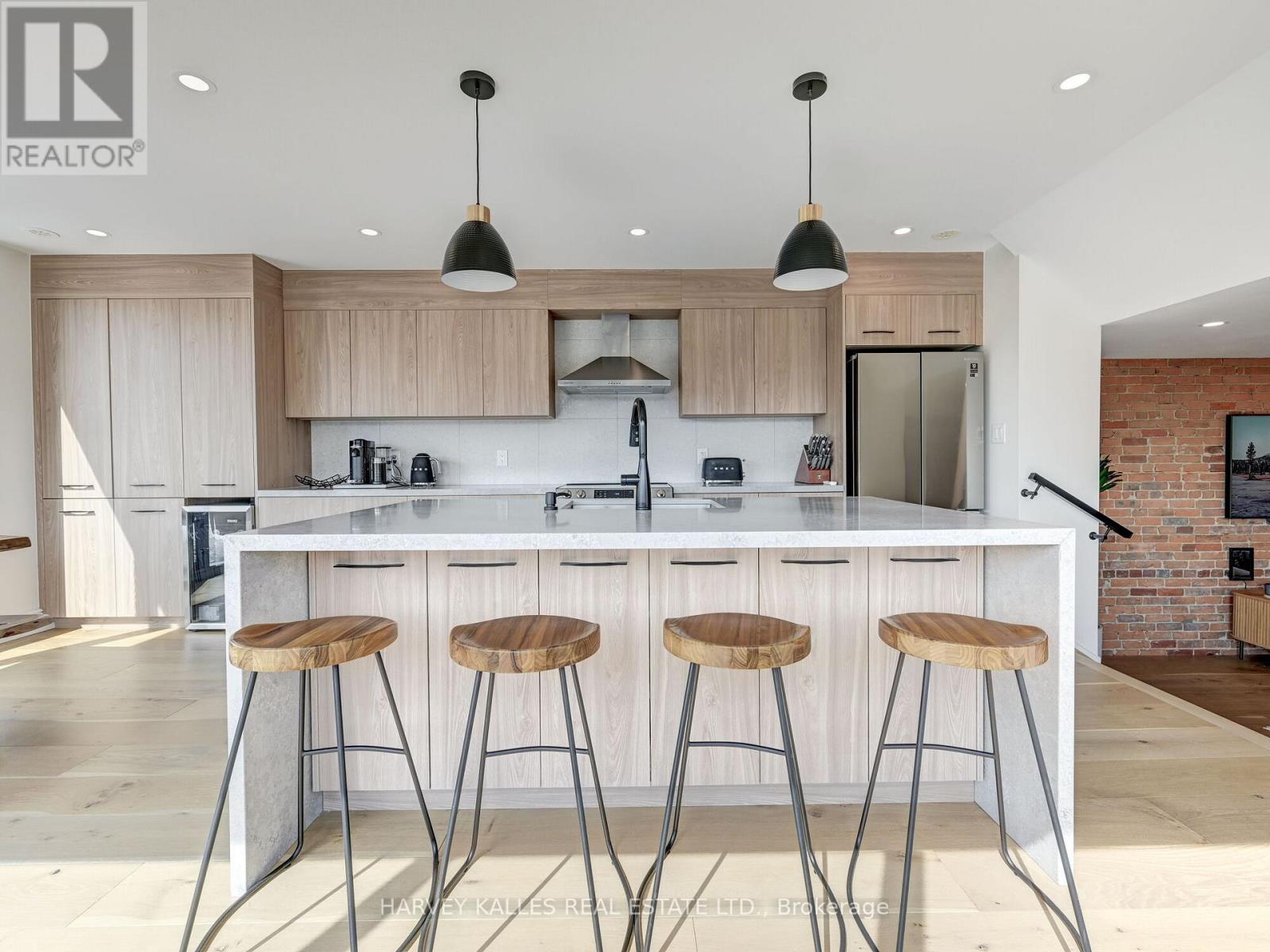 885 DUNDAS STREET W