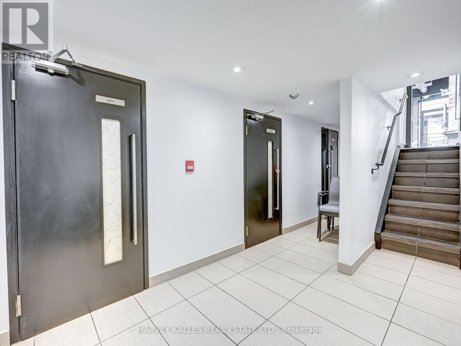 885 DUNDAS STREET W