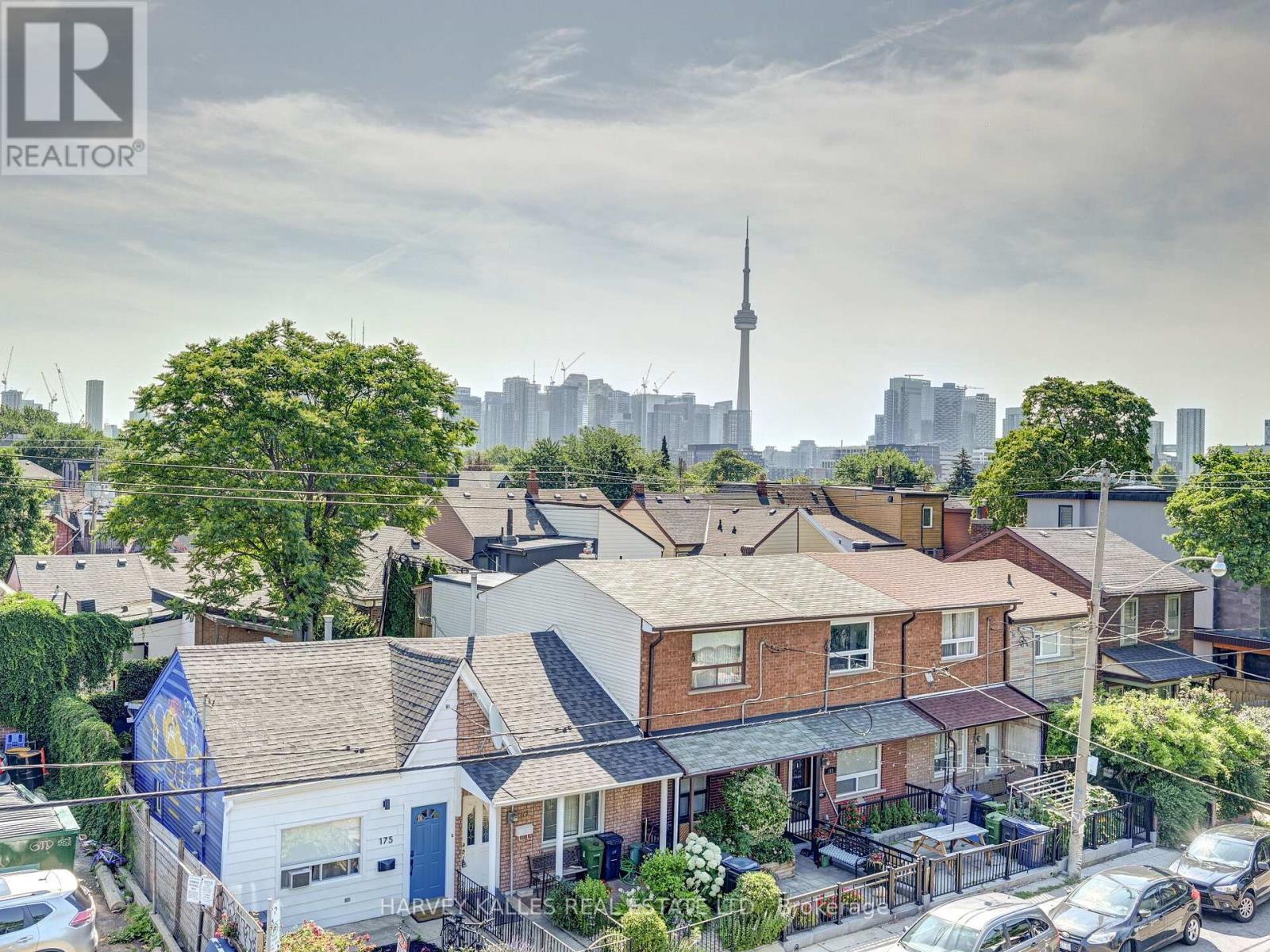 885 DUNDAS STREET W