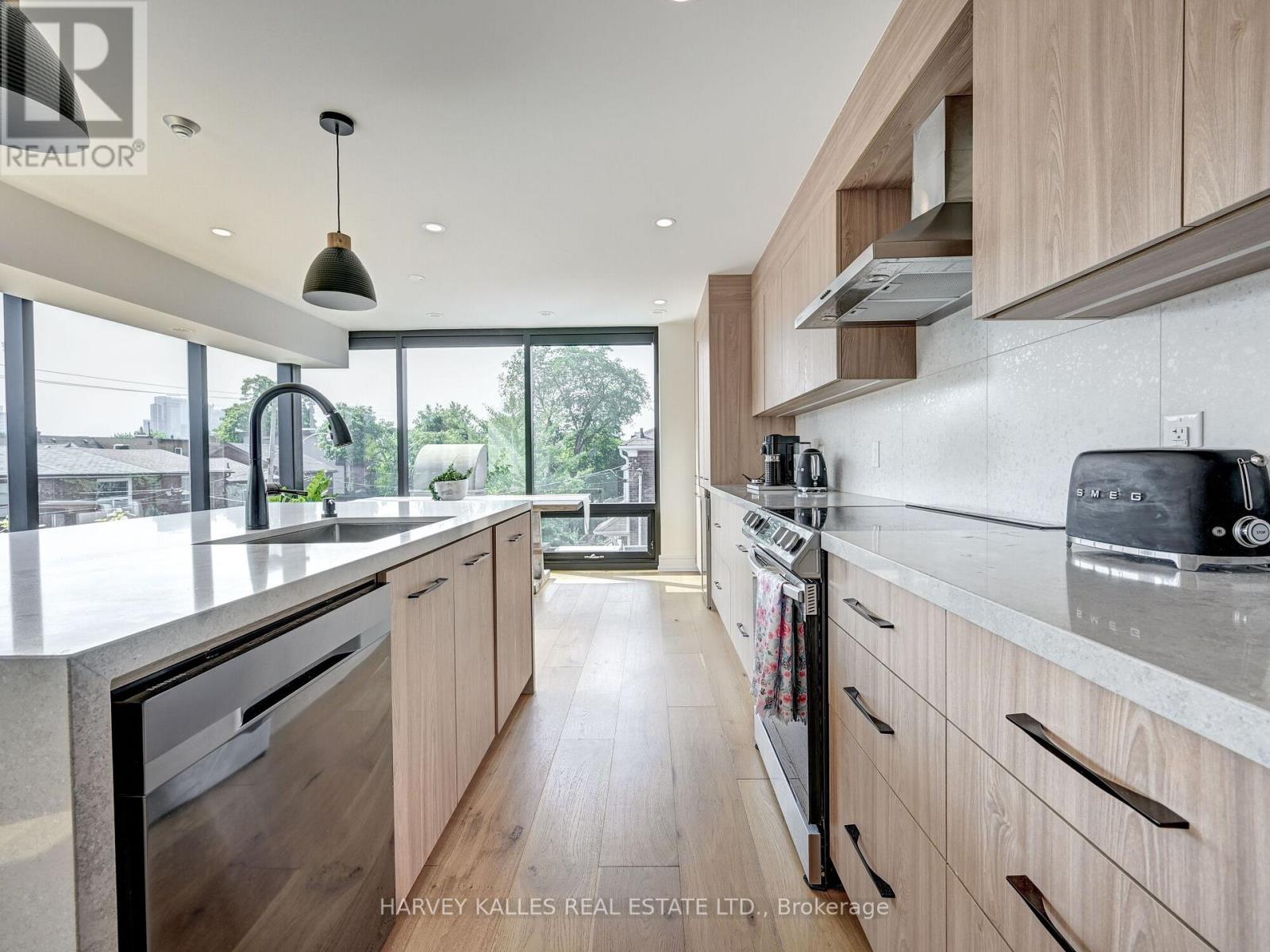 885 DUNDAS STREET W