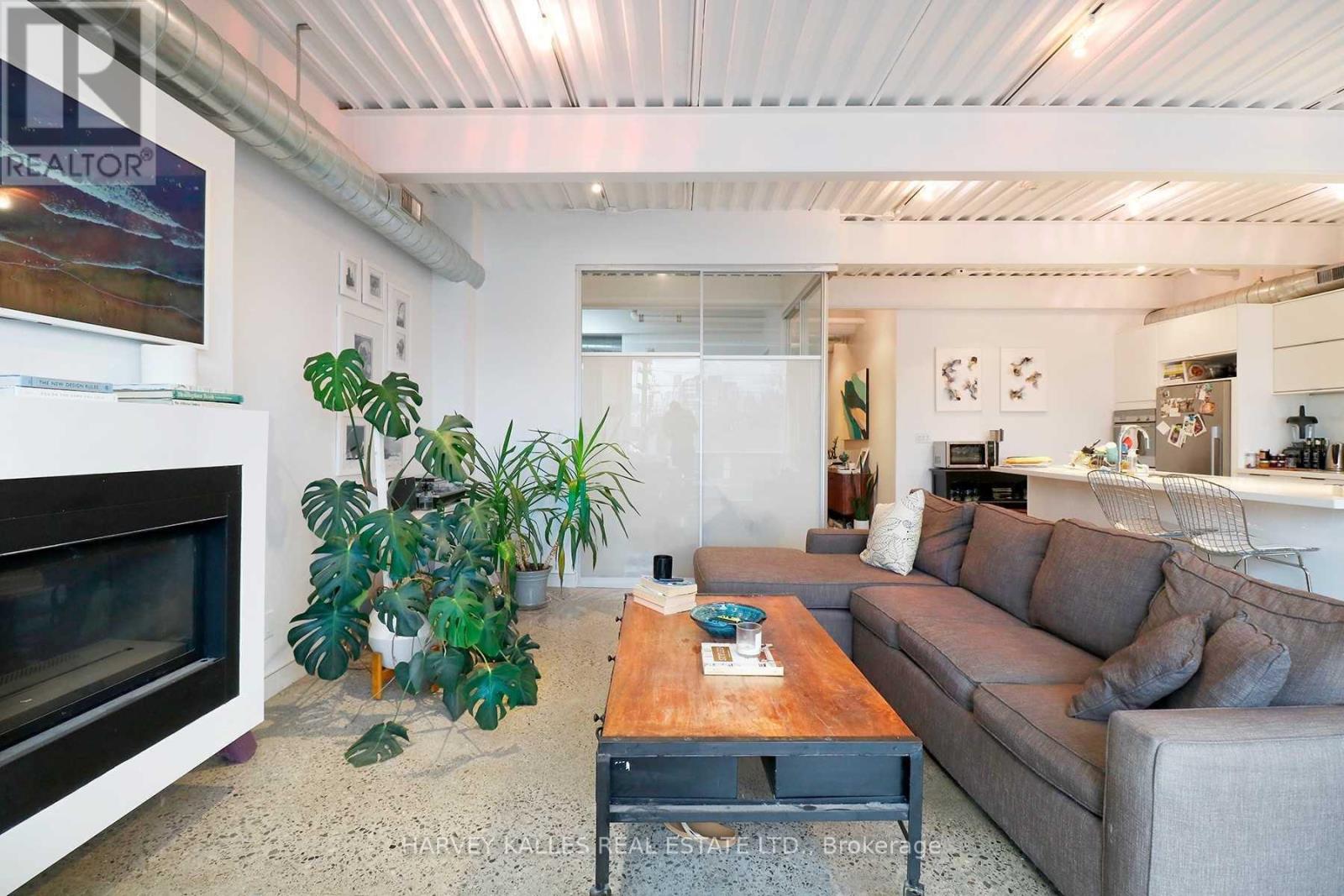 PH3A - 214 BATHURST STREET