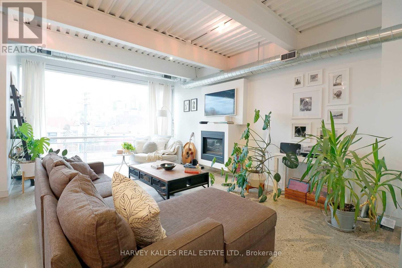 PH3A - 214 BATHURST STREET