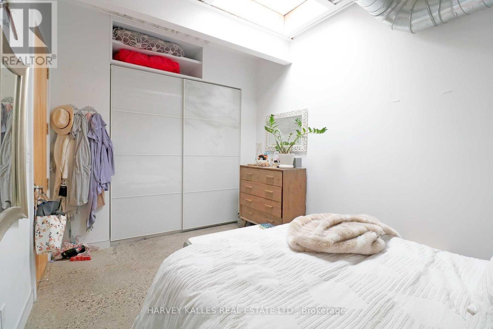 PH3A - 214 BATHURST STREET