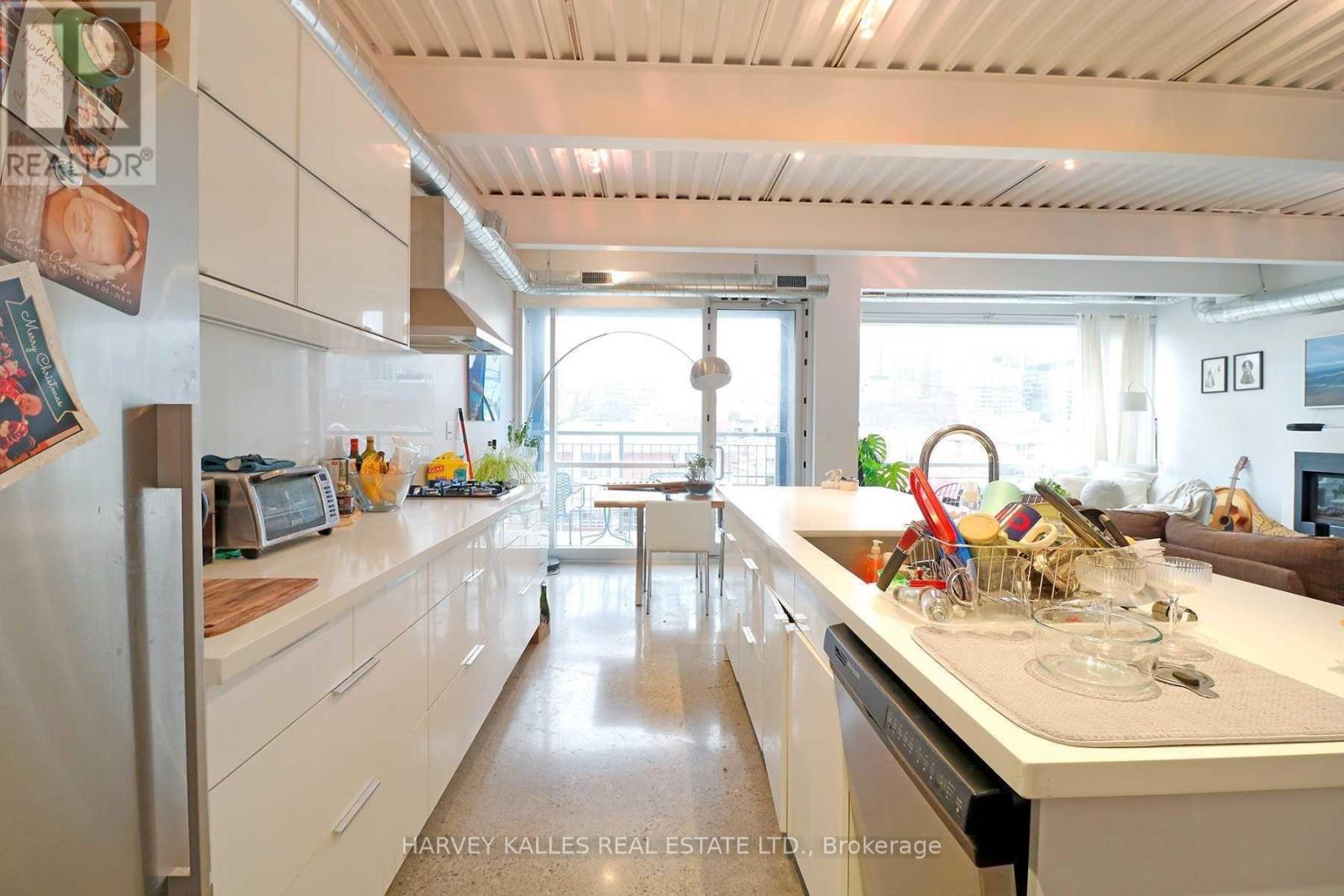 PH3A - 214 BATHURST STREET