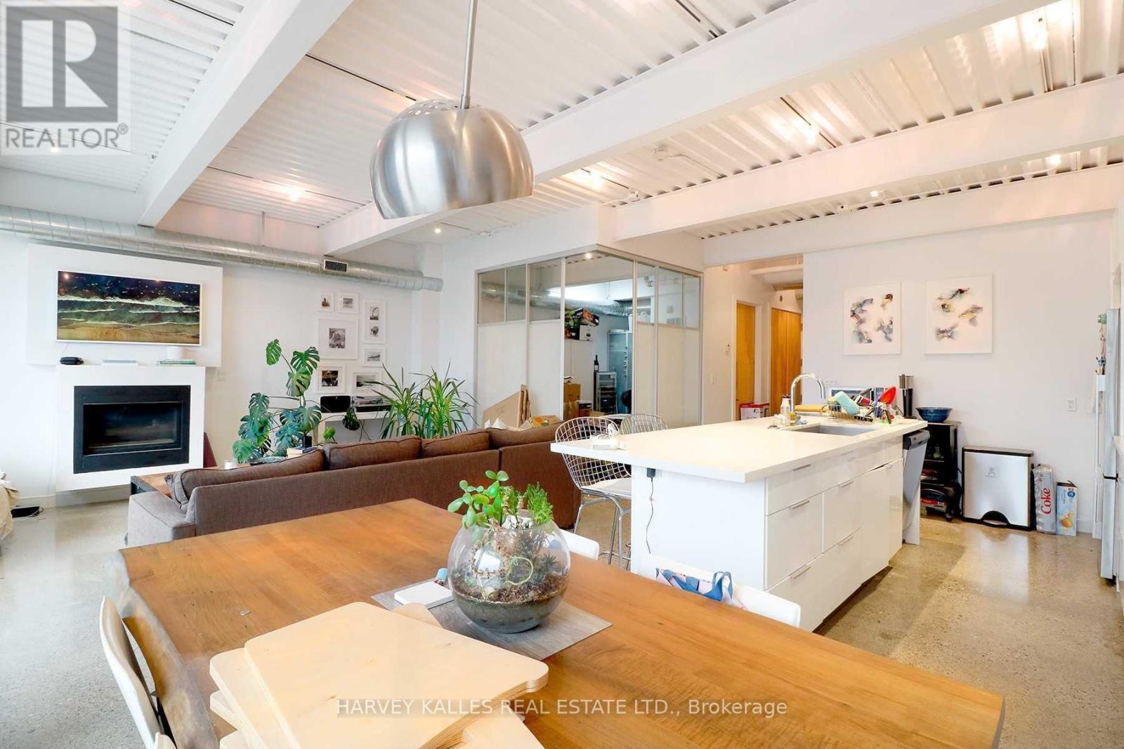 PH3A - 214 BATHURST STREET