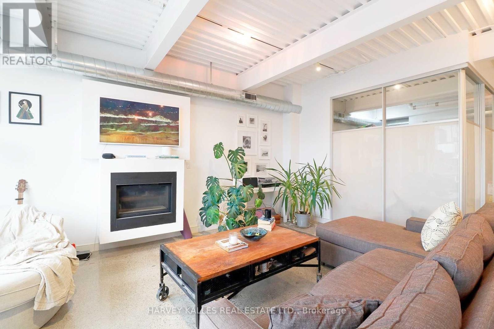 PH3A - 214 BATHURST STREET