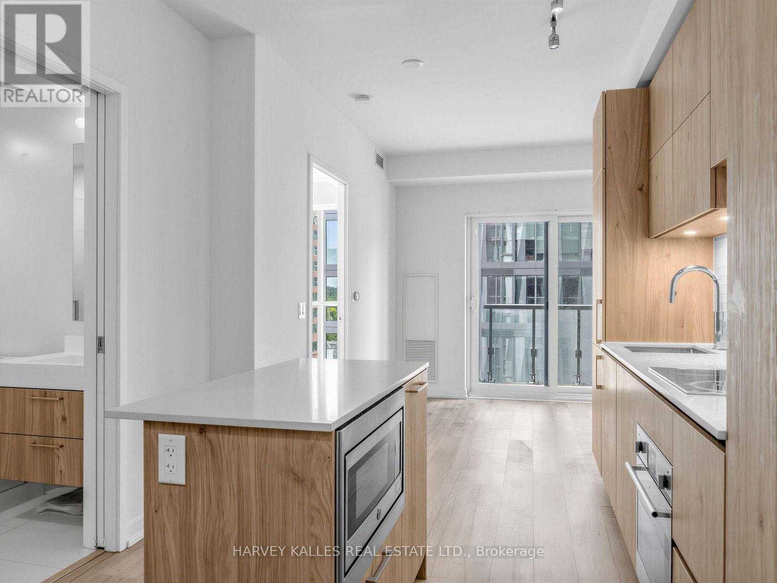912 - 1 YORKVILLE AVENUE