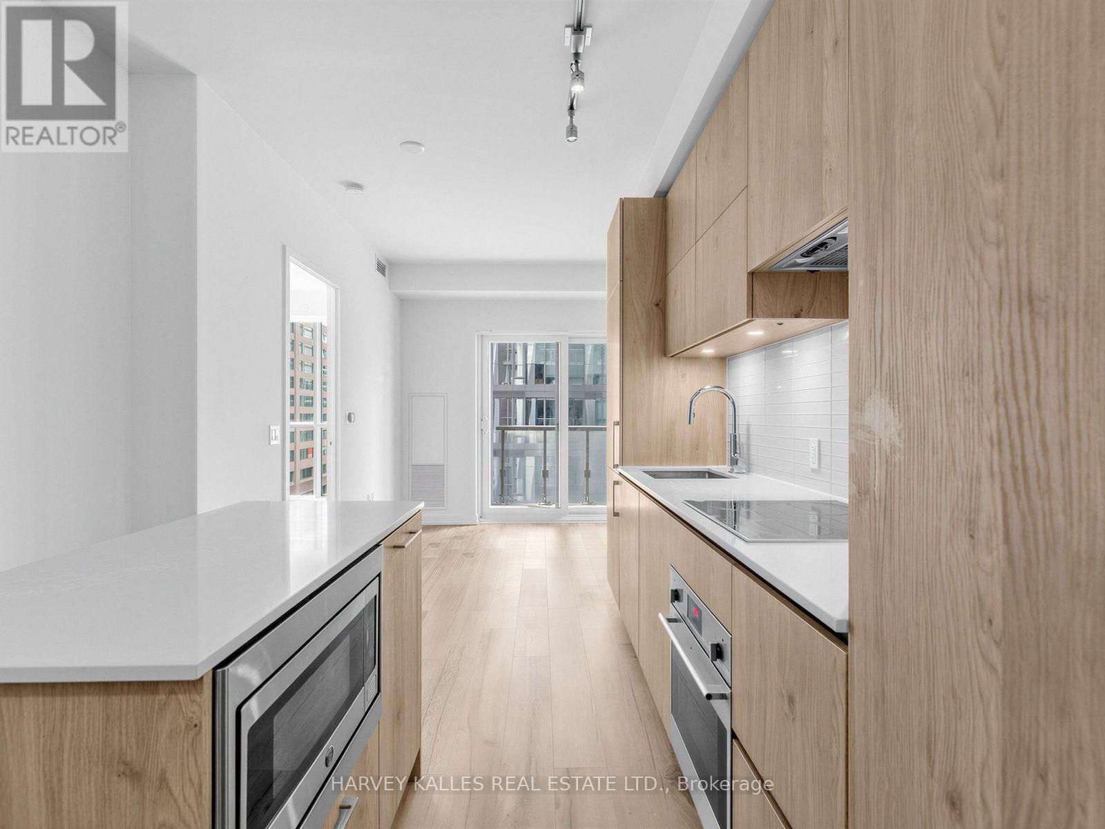 912 - 1 YORKVILLE AVENUE