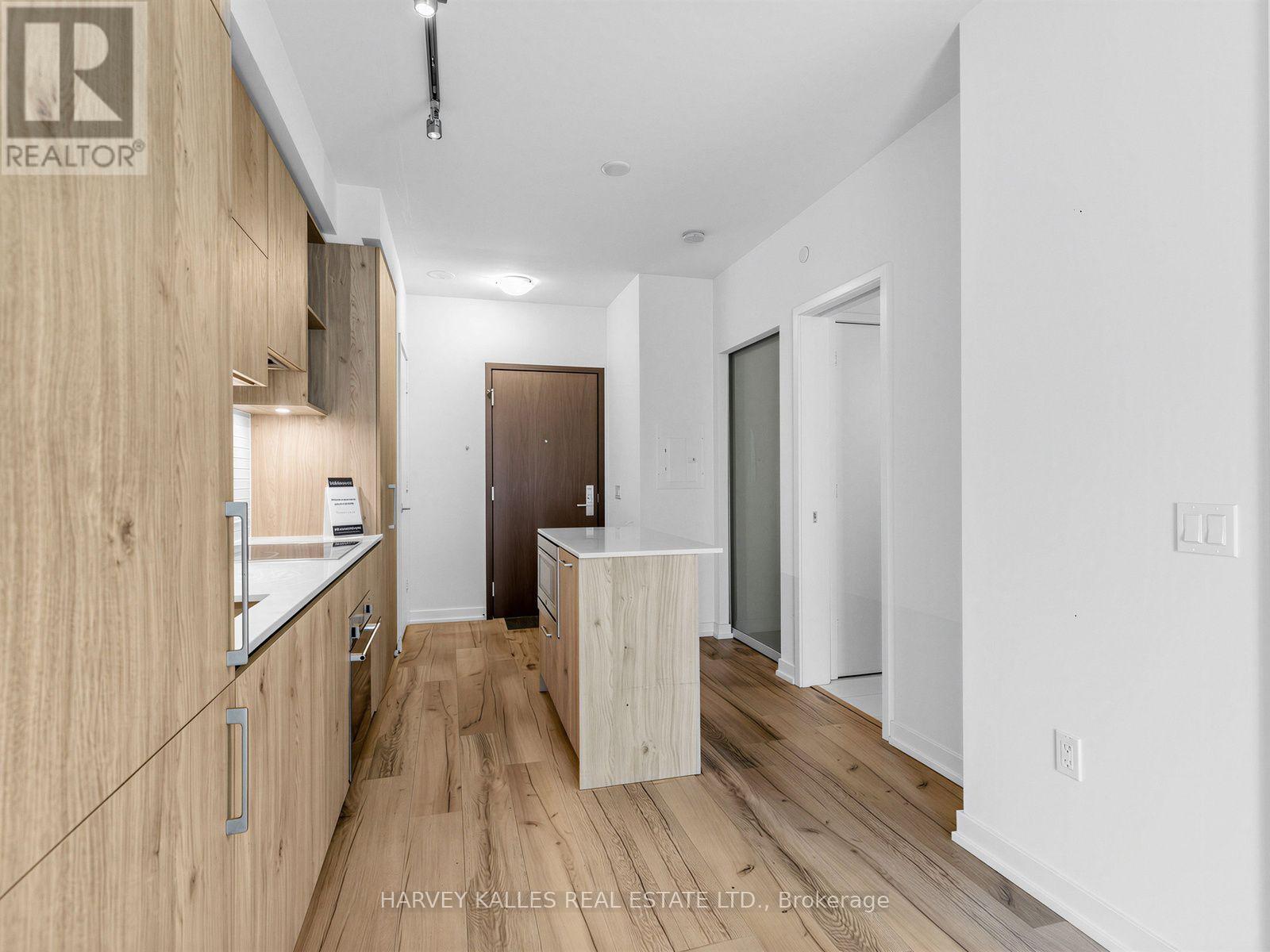 912 - 1 YORKVILLE AVENUE