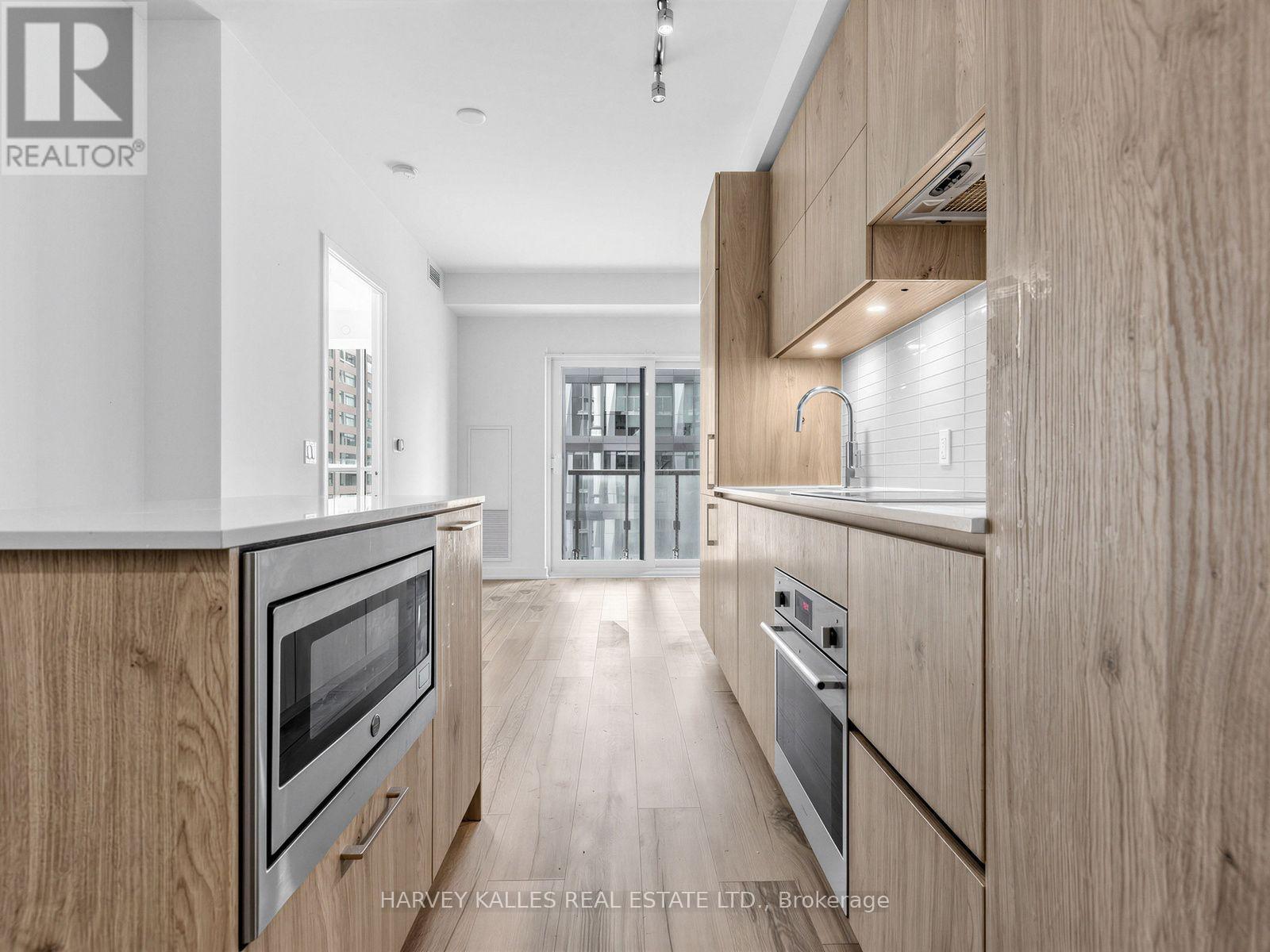 912 - 1 YORKVILLE AVENUE