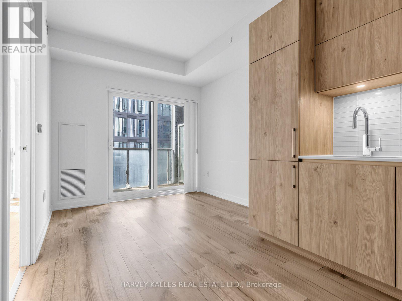 912 - 1 YORKVILLE AVENUE
