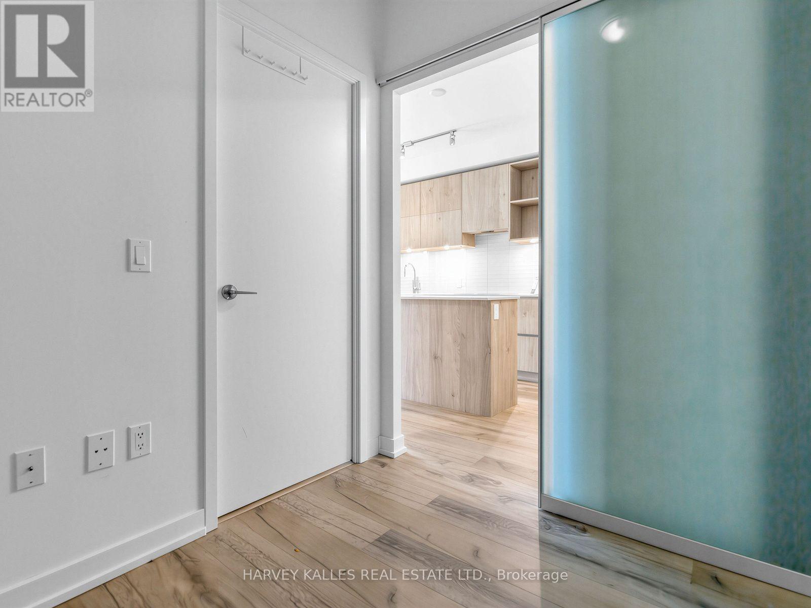912 - 1 YORKVILLE AVENUE
