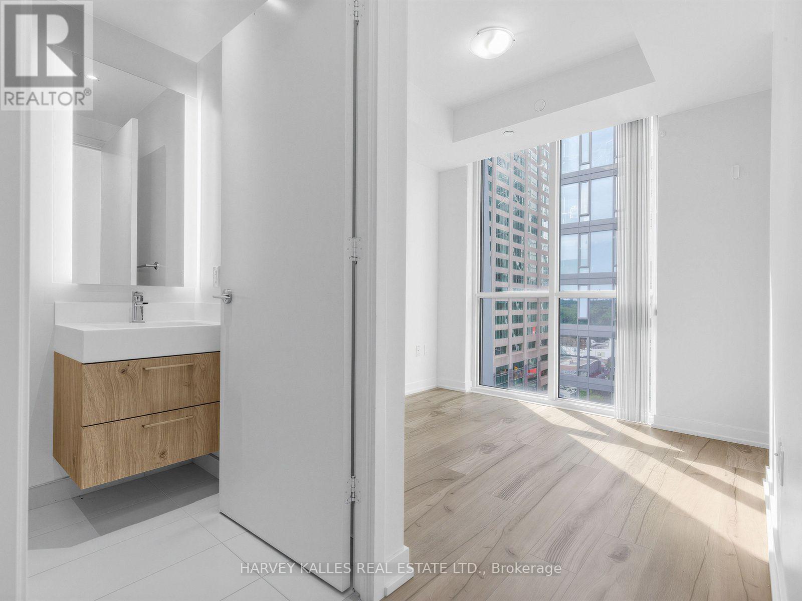 912 - 1 YORKVILLE AVENUE