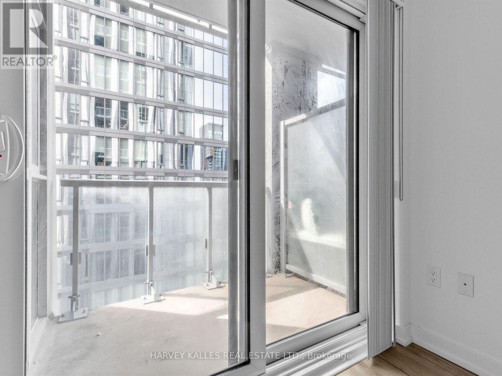 912 - 1 YORKVILLE AVENUE