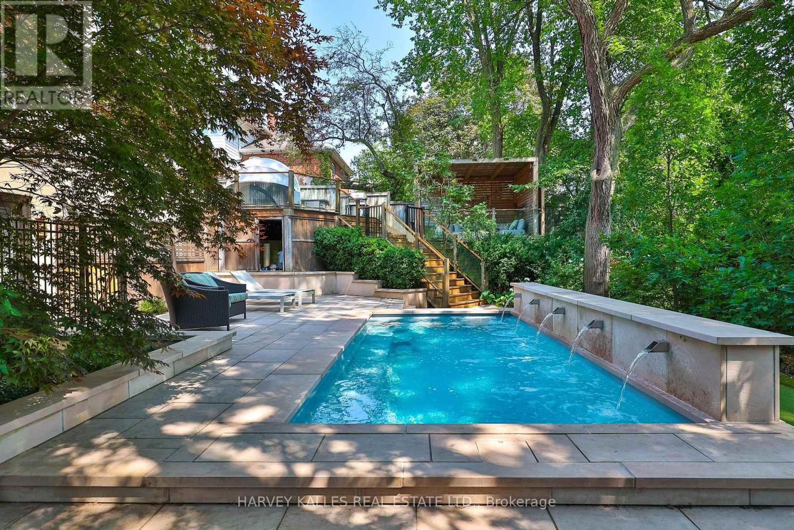 107 STRATFORD CRESCENT