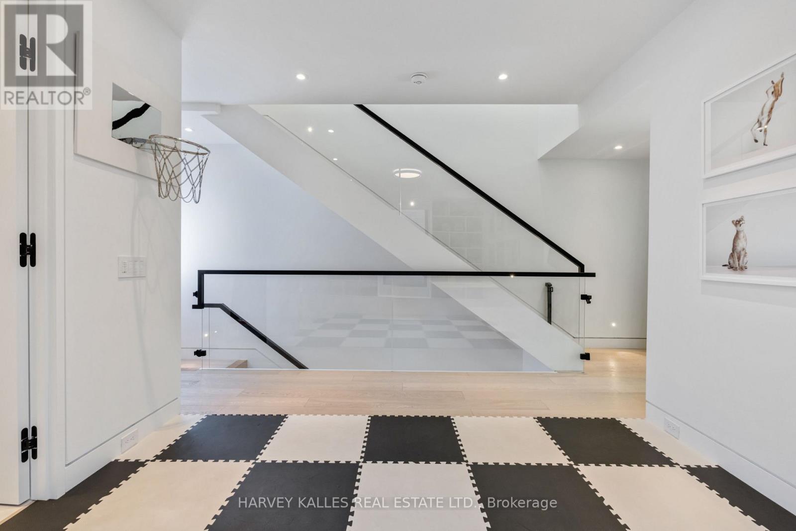 40 THELMA AVENUE