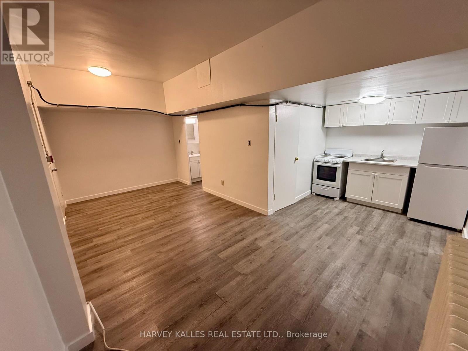 B1 - 1582 BATHURST STREET