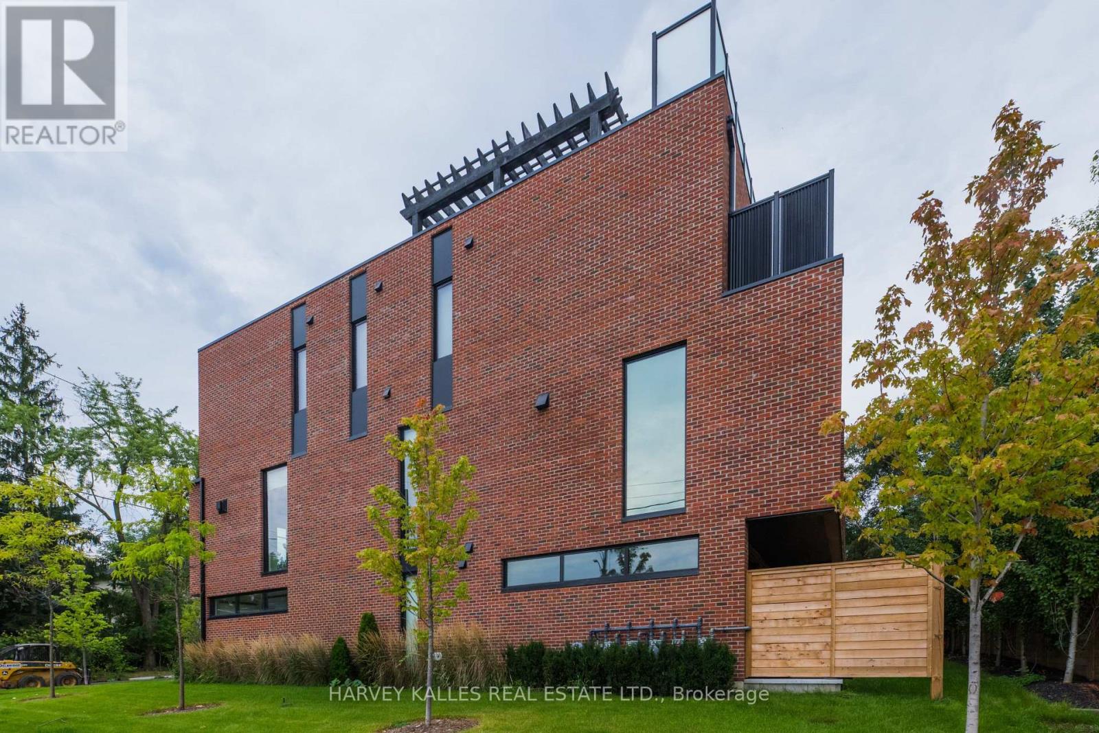 32 EVERGREEN GARDENS