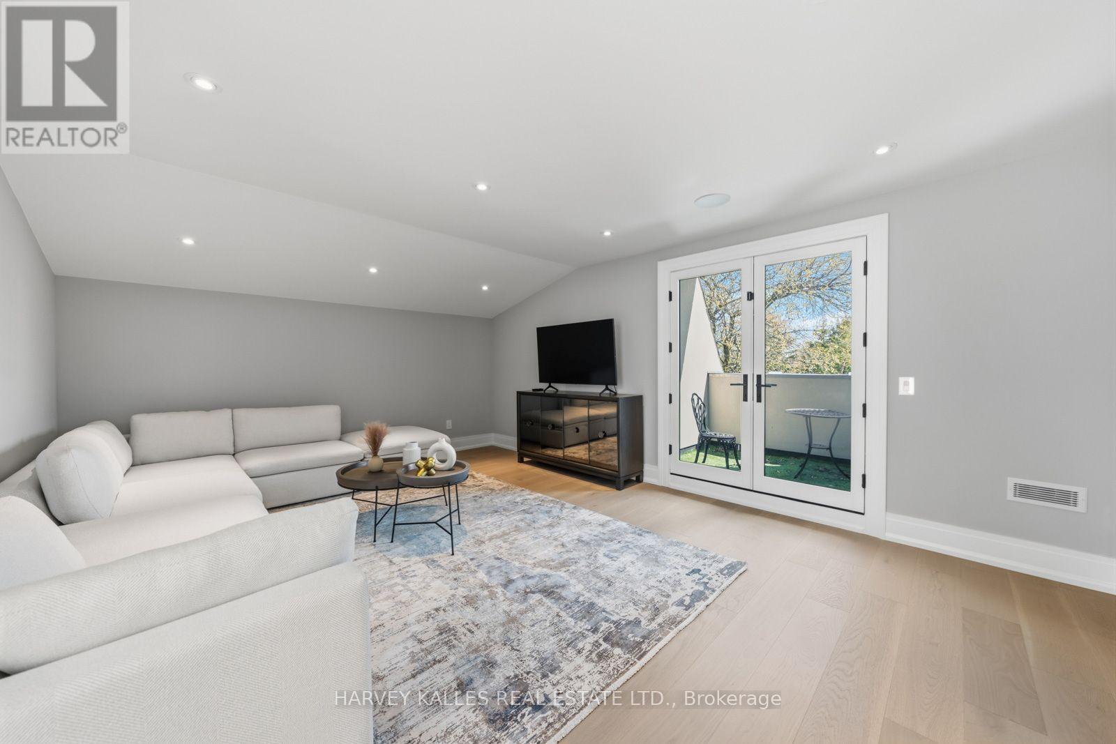 117 YONGE BOULEVARD