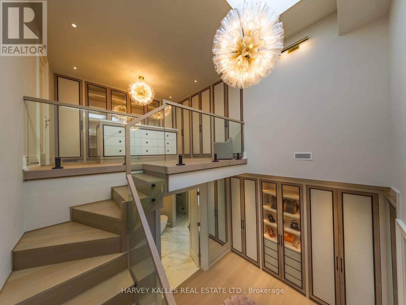 117 YONGE BOULEVARD