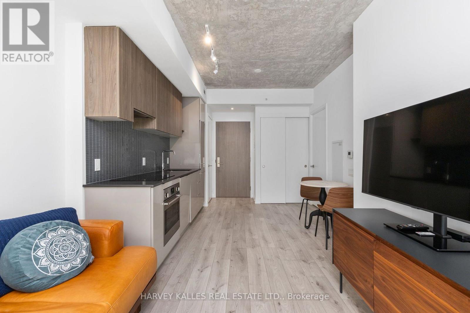 523 - 161 ROEHAMPTON AVENUE