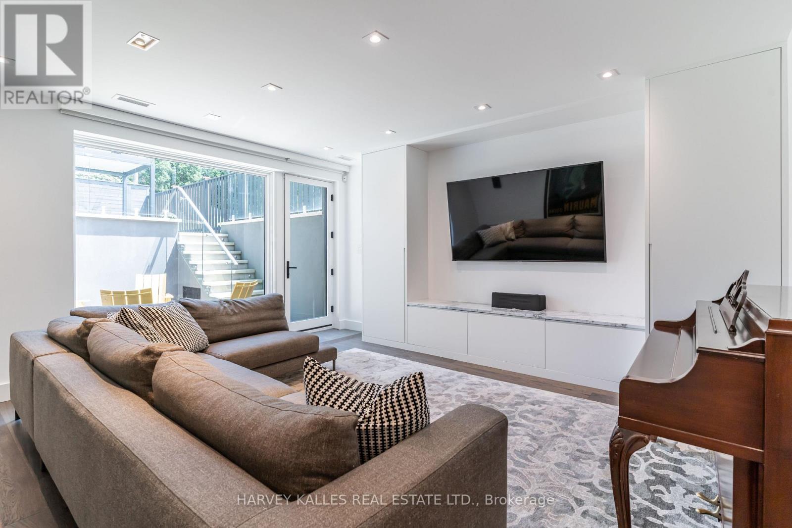 305 GLEN ROAD