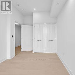807 - 8 MANOR ROAD W