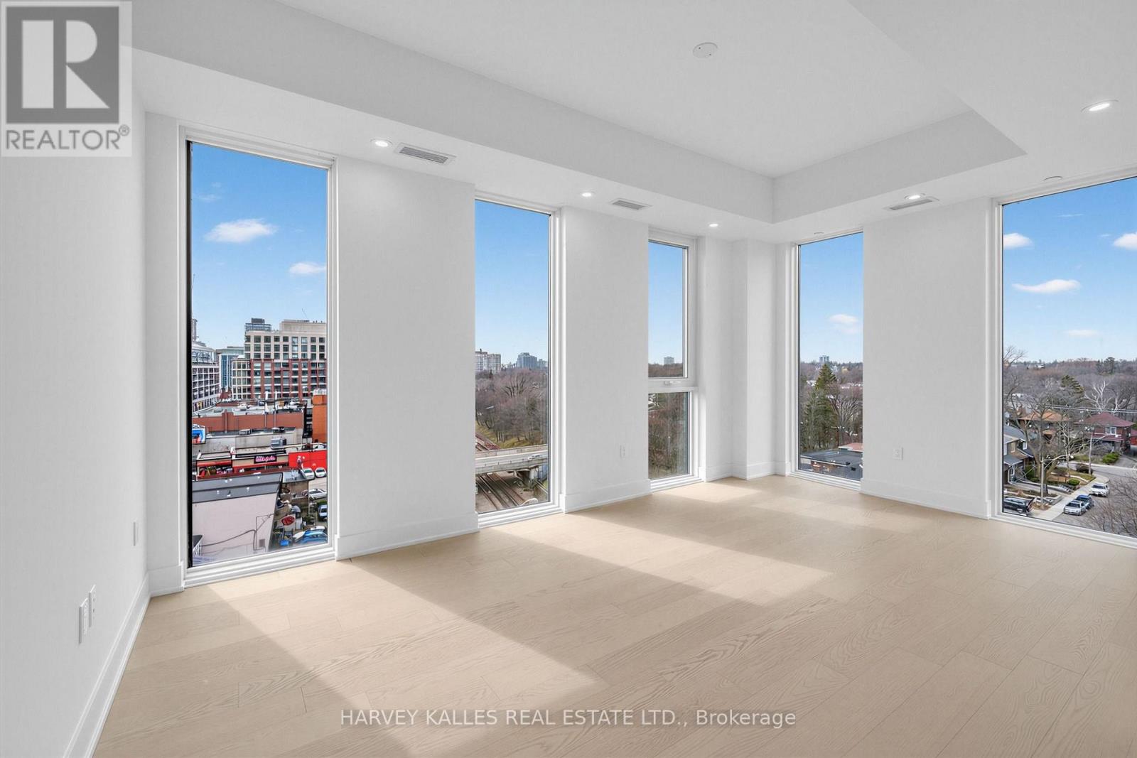 807 - 8 MANOR ROAD W