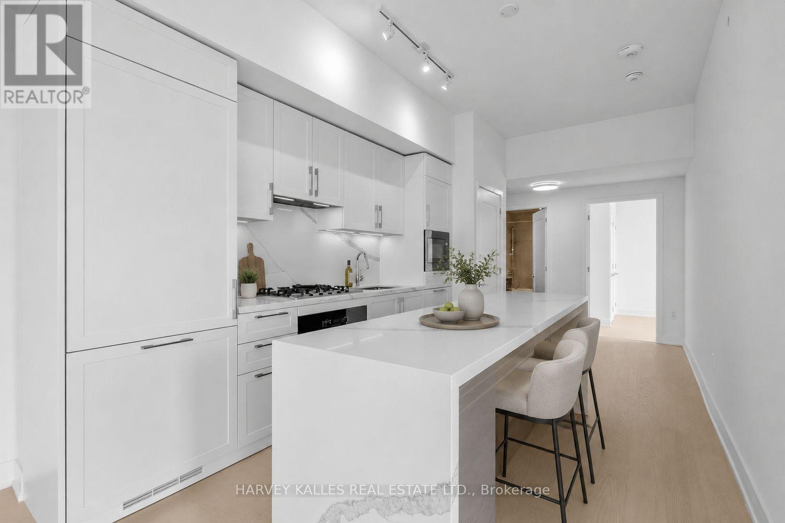 807 - 8 MANOR ROAD W