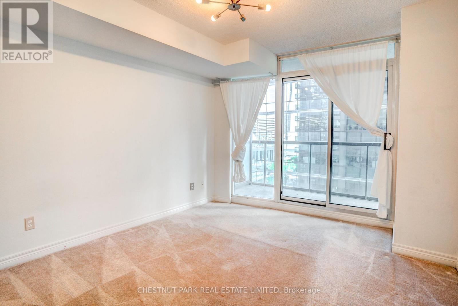 1008 - 30 GRAND TRUNK CRESCENT