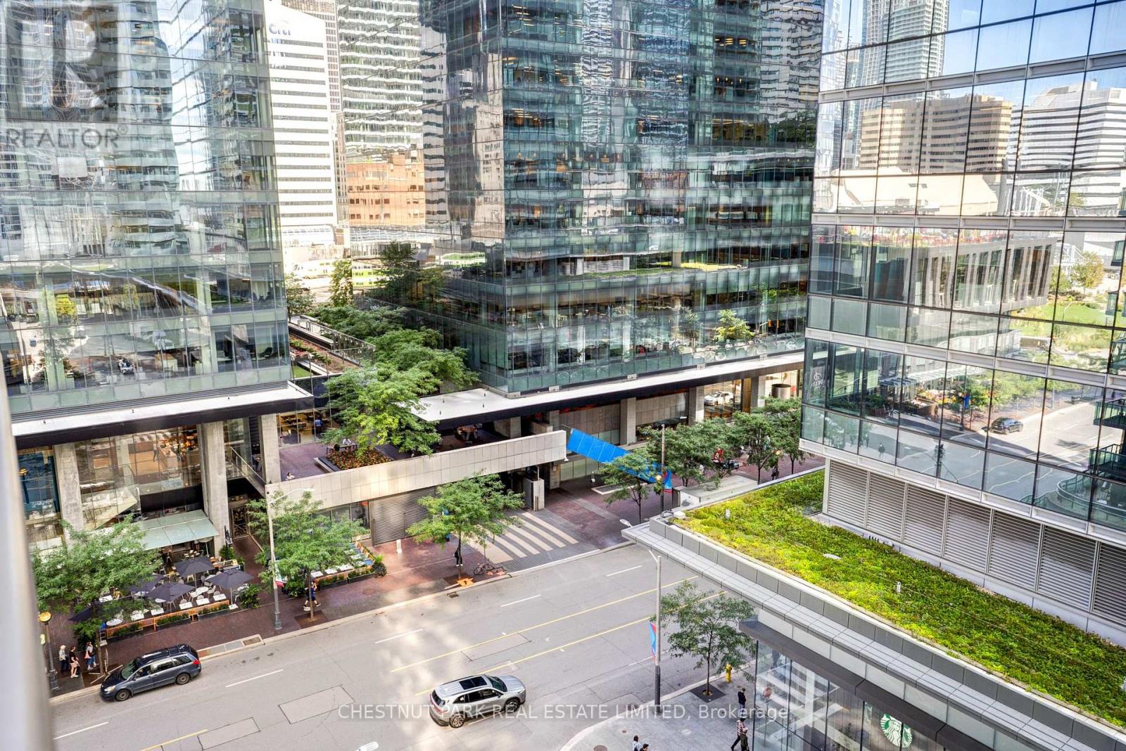 1008 - 30 GRAND TRUNK CRESCENT