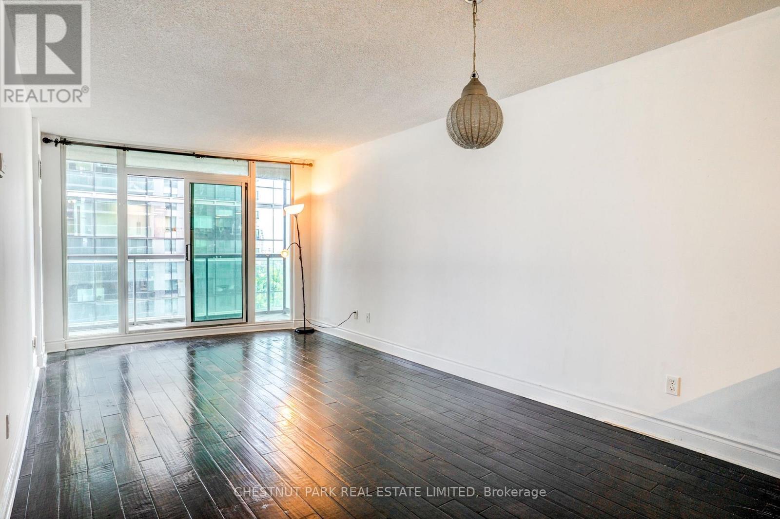 1008 - 30 GRAND TRUNK CRESCENT