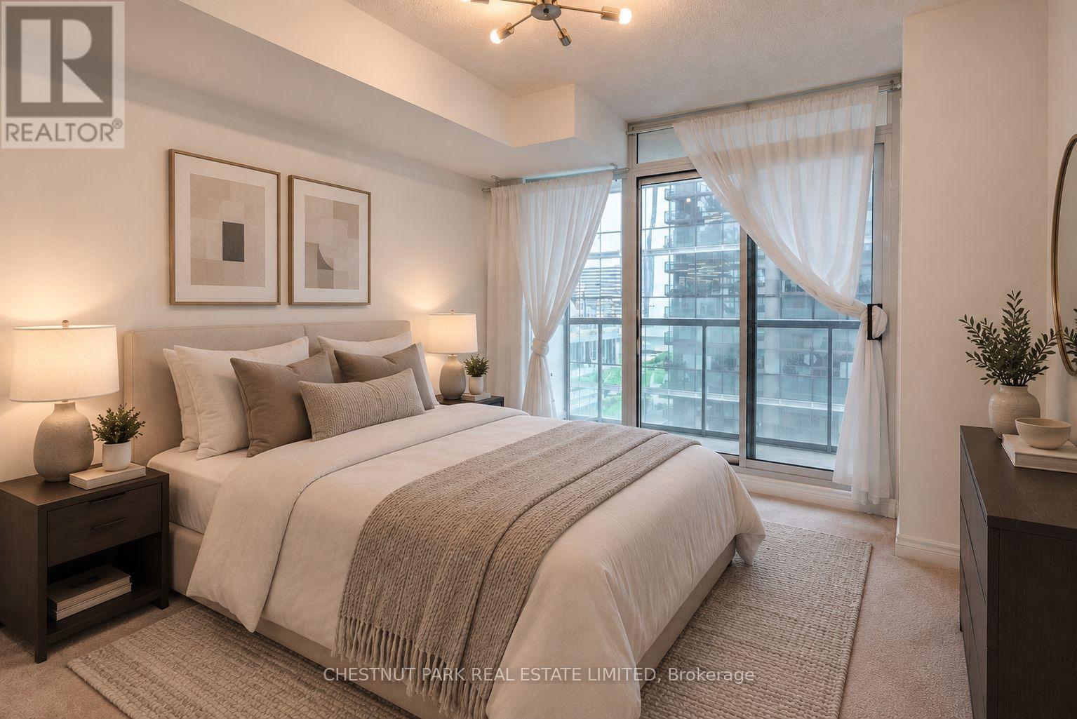 1008 - 30 GRAND TRUNK CRESCENT