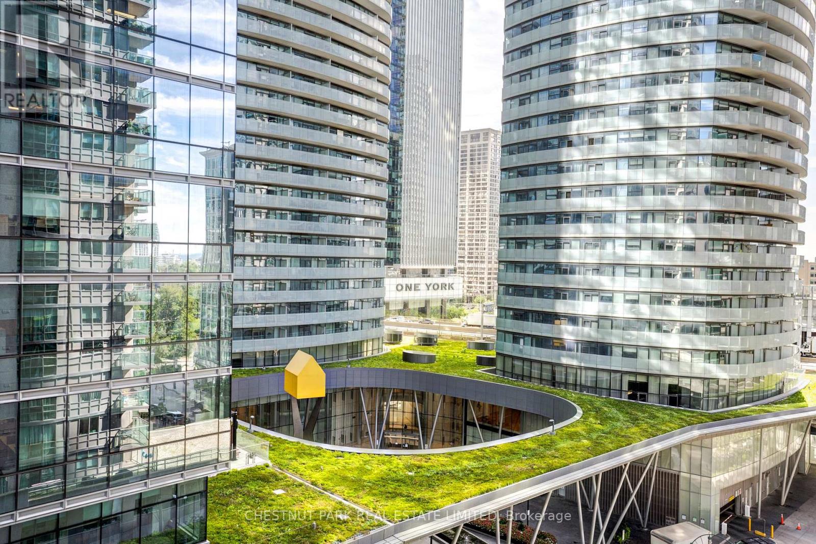 1008 - 30 GRAND TRUNK CRESCENT