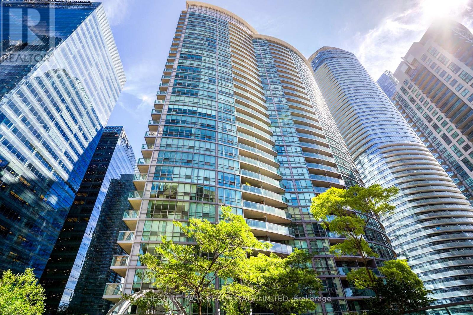 1008 - 30 GRAND TRUNK CRESCENT