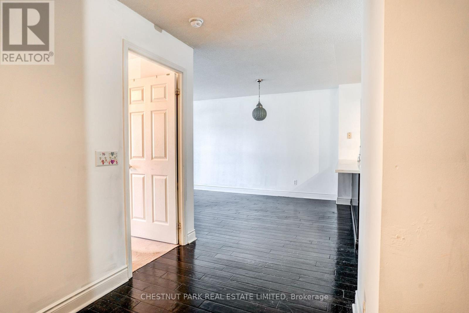 1008 - 30 GRAND TRUNK CRESCENT