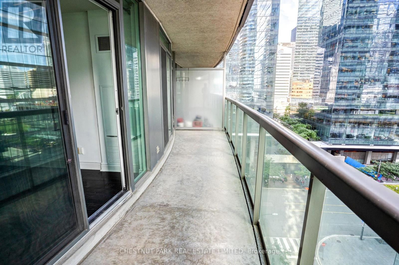 1008 - 30 GRAND TRUNK CRESCENT