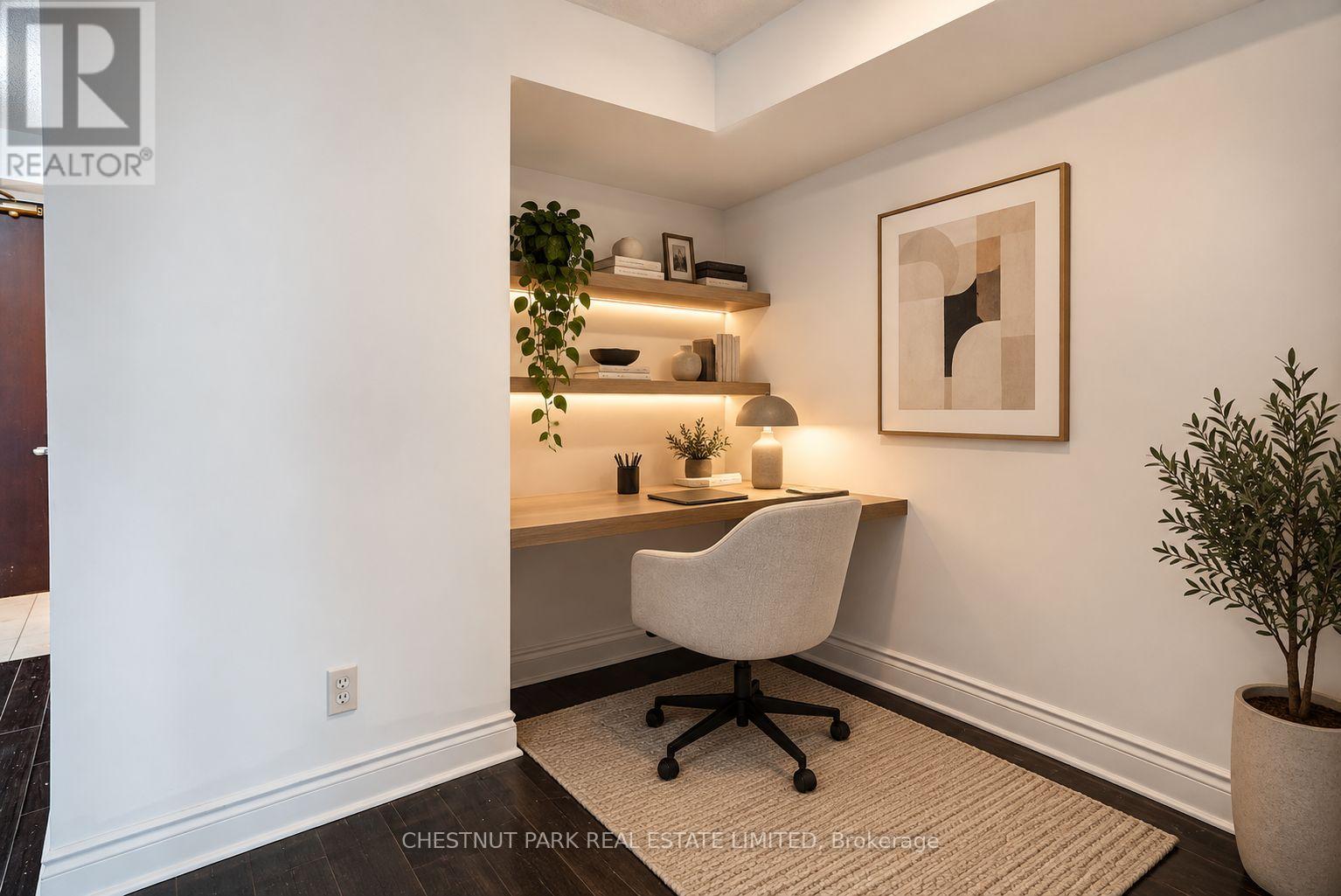 1008 - 30 GRAND TRUNK CRESCENT