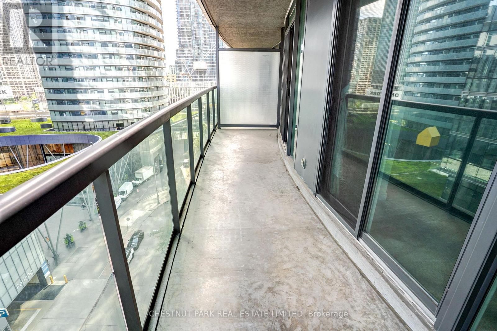 1008 - 30 GRAND TRUNK CRESCENT