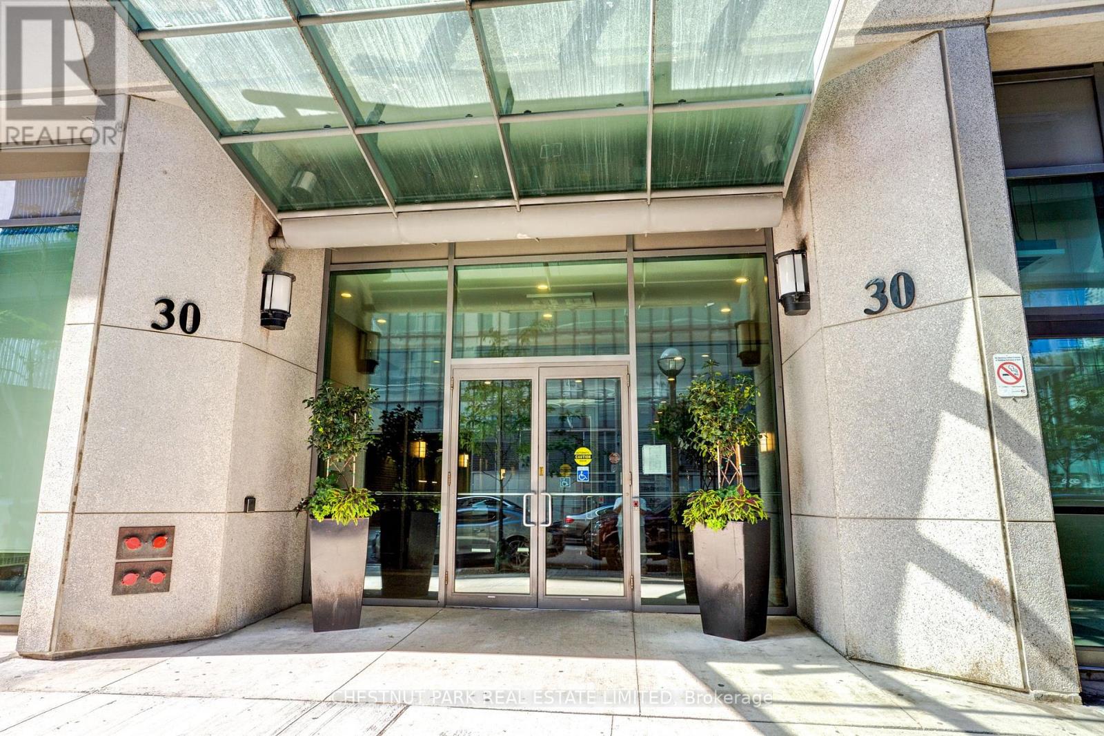 1008 - 30 GRAND TRUNK CRESCENT