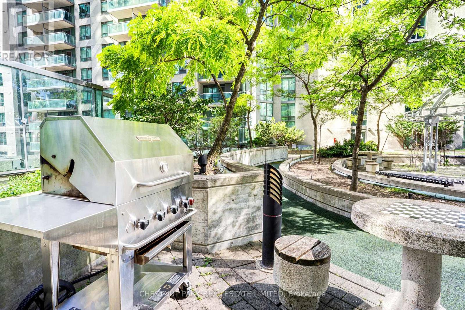 1008 - 30 GRAND TRUNK CRESCENT