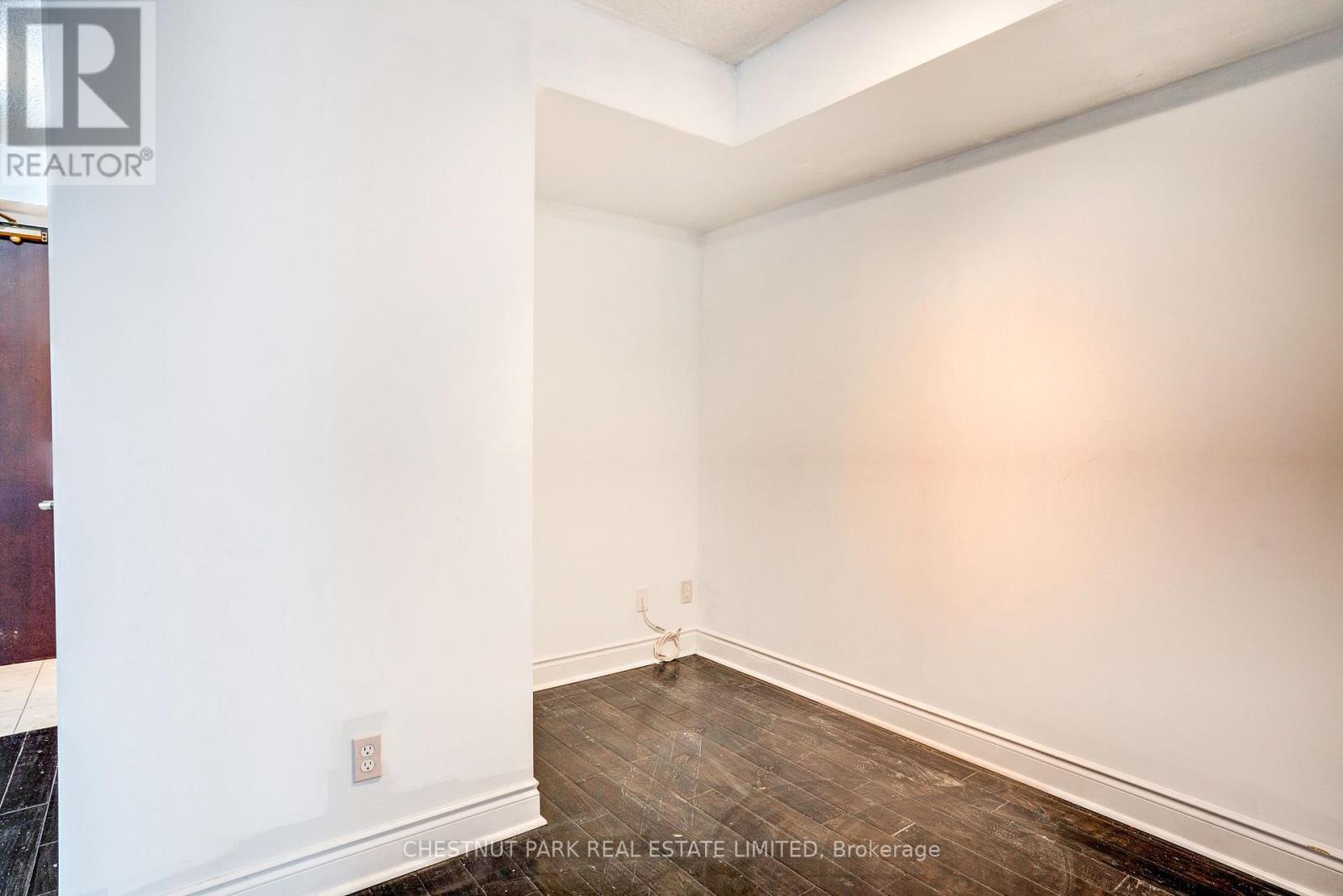1008 - 30 GRAND TRUNK CRESCENT