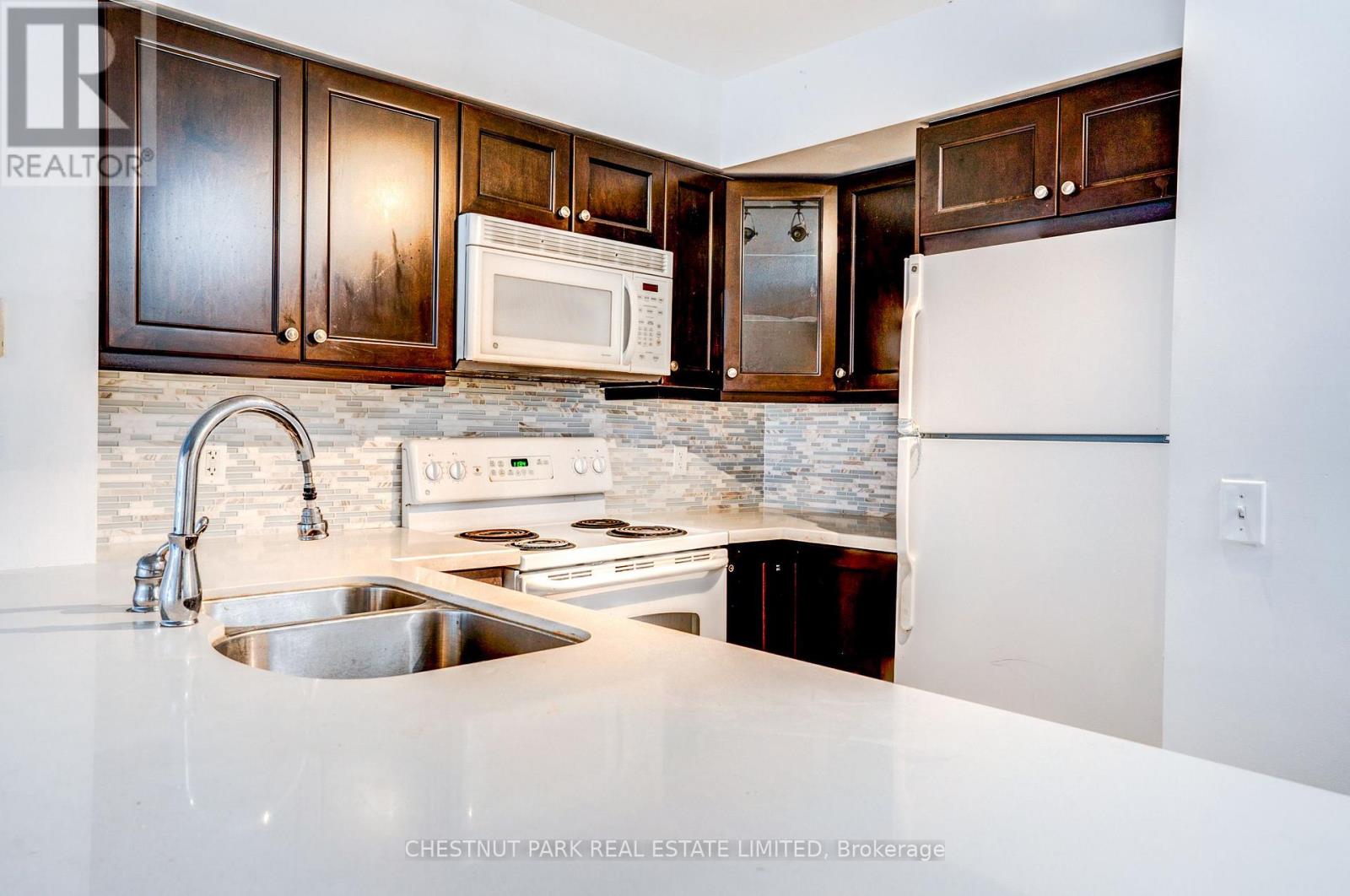 1008 - 30 GRAND TRUNK CRESCENT