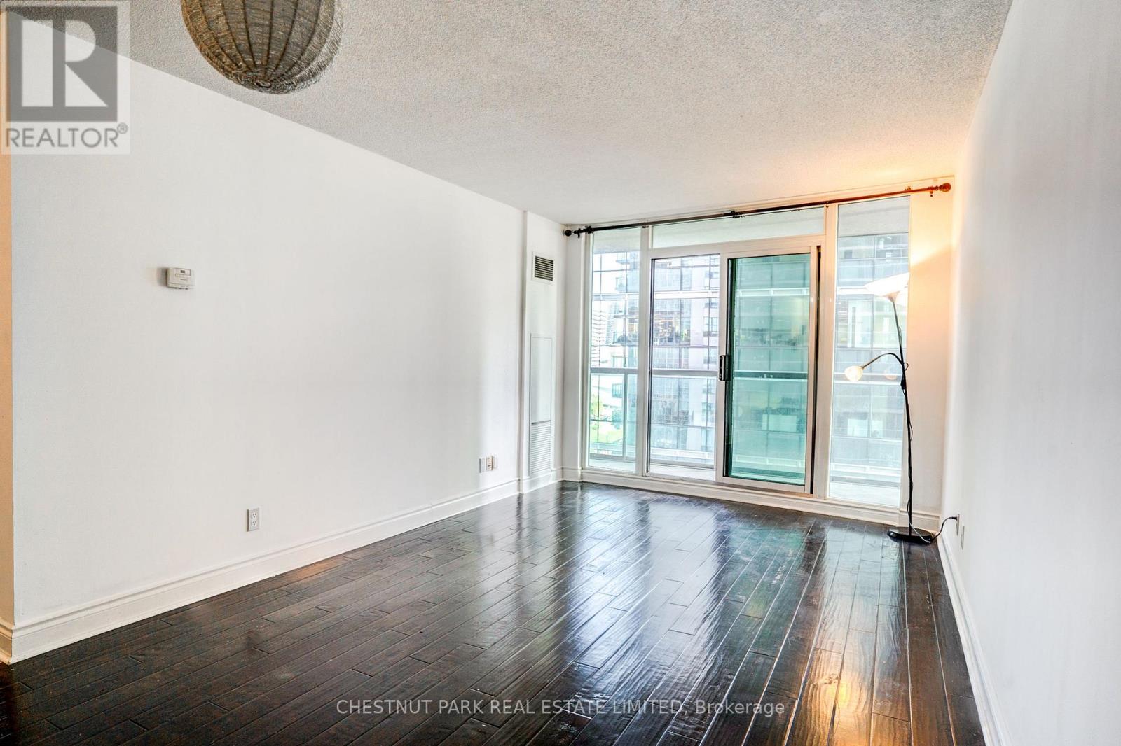 1008 - 30 GRAND TRUNK CRESCENT