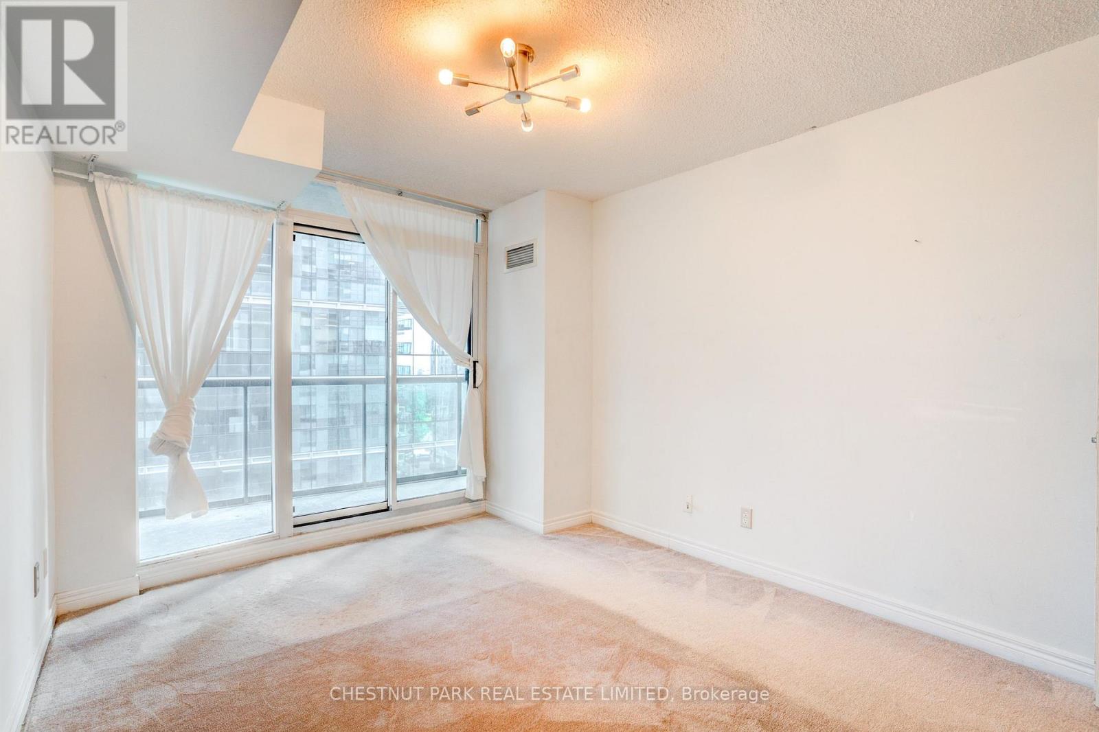 1008 - 30 GRAND TRUNK CRESCENT
