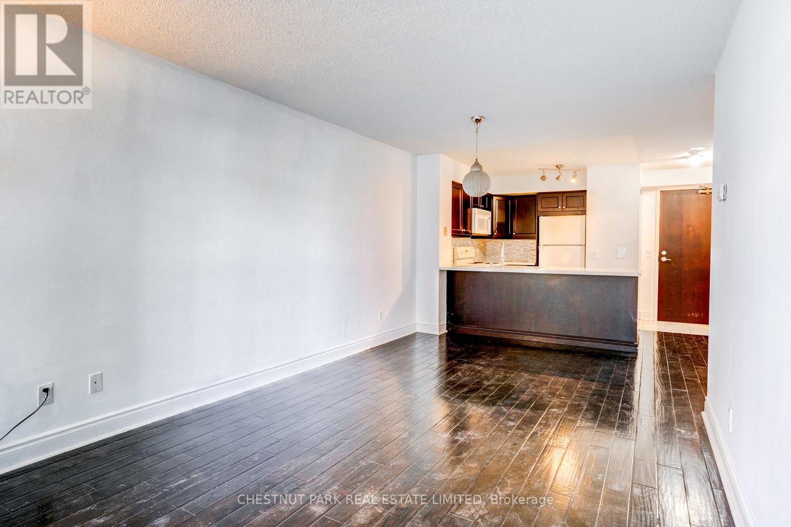 1008 - 30 GRAND TRUNK CRESCENT