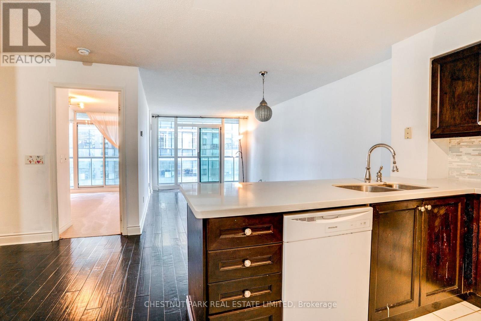 1008 - 30 GRAND TRUNK CRESCENT
