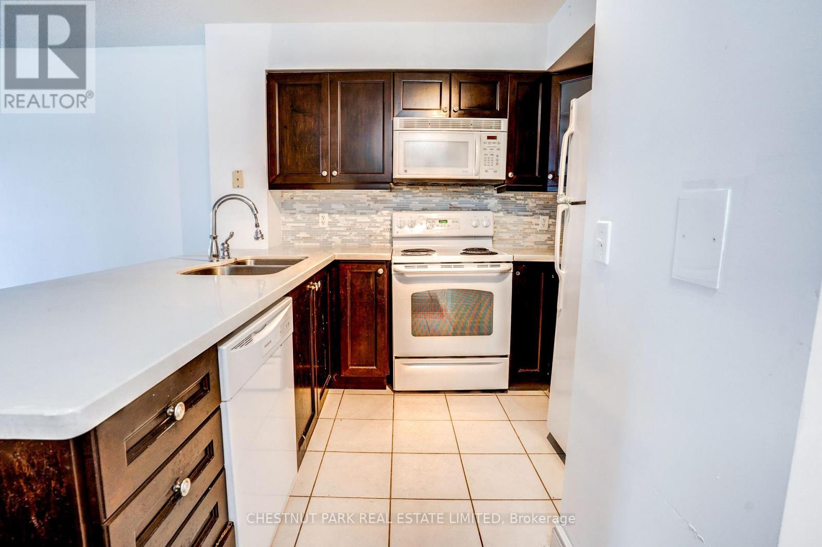 1008 - 30 GRAND TRUNK CRESCENT